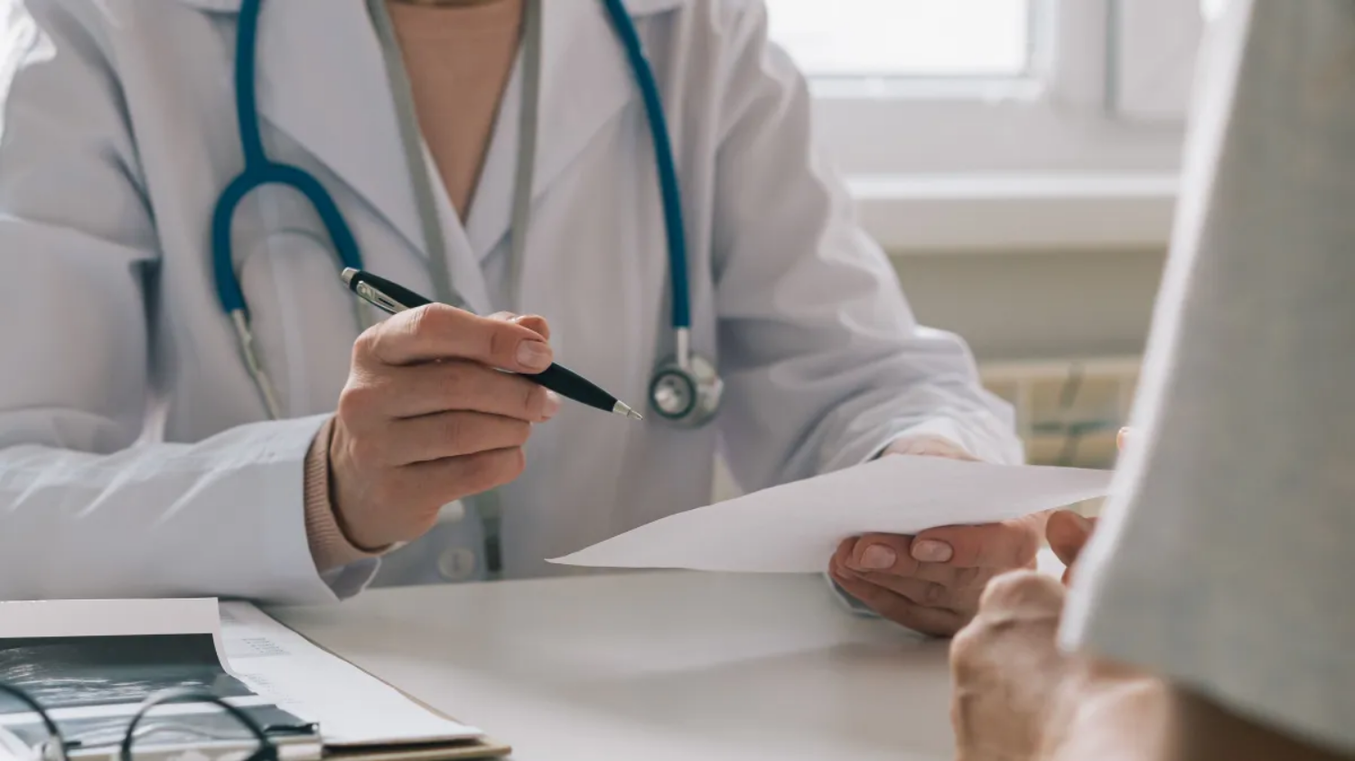 Maioria dos médicos já questionou tratamento receitado por colegas, diz pesquisa