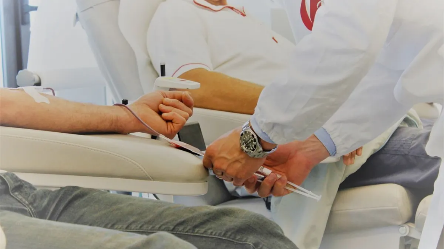 Bancos de sangue precisam de mais doações nesta época do ano, alerta hematologista